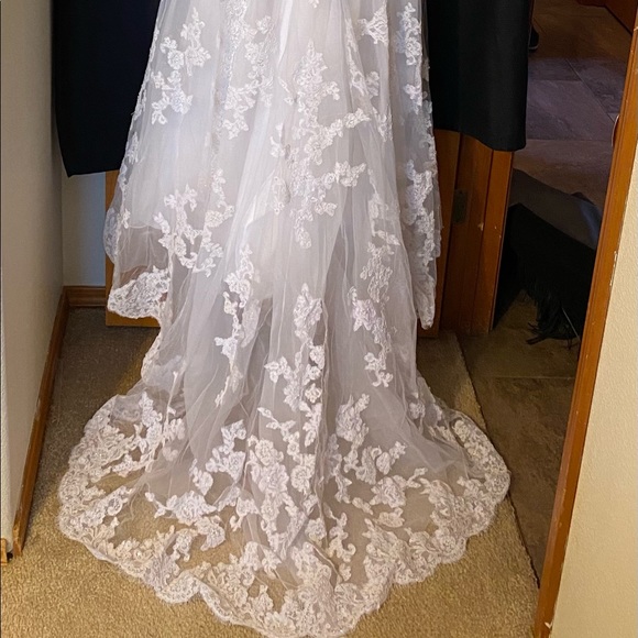 Beautiful wedding gown - Picture 4 of 6